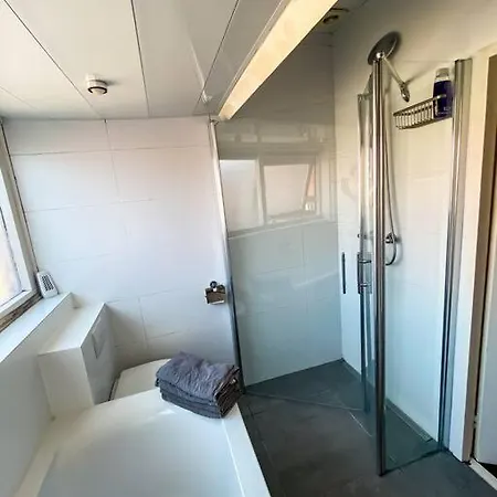 3 In Apartment *